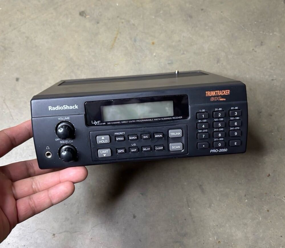 RadioShack TrunkTracker PRO-2050 800MHz 300-Channel AM/FM Scanning Receiver